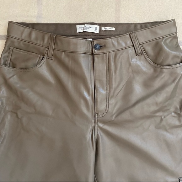 Abercrombie & Fitch High Rise Curve Love Vegan Leather Cargo Pants - Picture 3 of 13